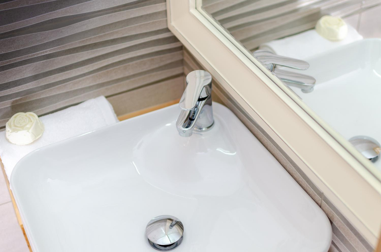 Bathroom 4, Happiness Apartments, Crete