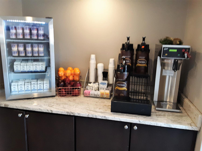 Food & Drinks 4, Super 8 By Wyndham Valdosta/Conf Center Area, Lowndes