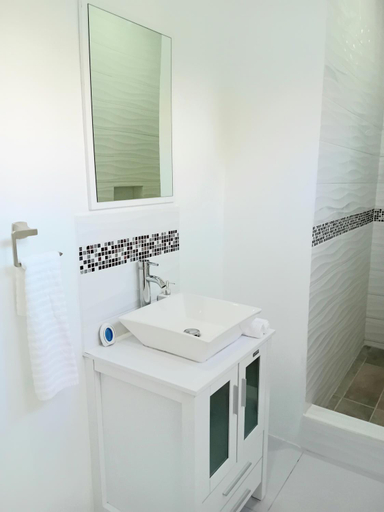 Bathroom 2, Serenity Seaview Suite