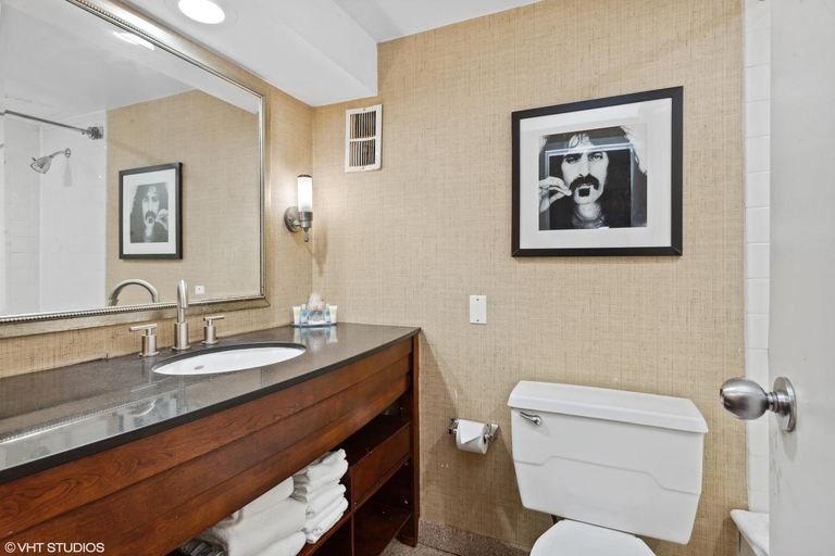 Bathroom 4, Comfort Inn & Suites Baltimore Inner Harbor, Baltimore