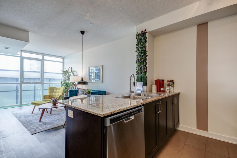Others 2, The Benetton Suite - Square One 1 BR + Den + 1 Parking, Peel