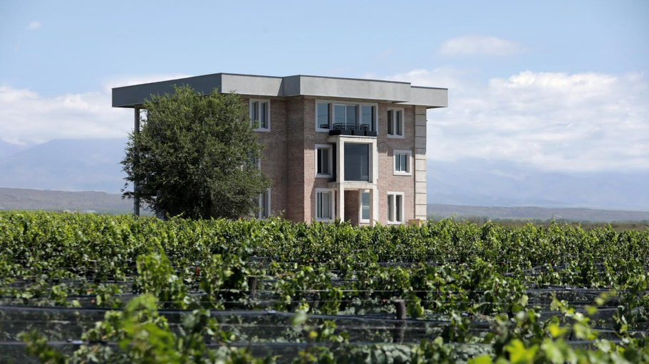 Exterior & Views