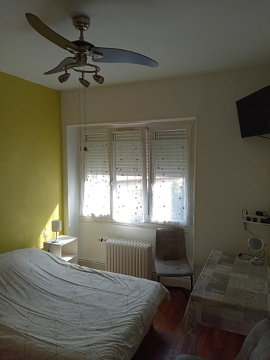 Bedroom 5, Chambre meublee au cœur de ville - chez l'habitant, Saône-et-Loire