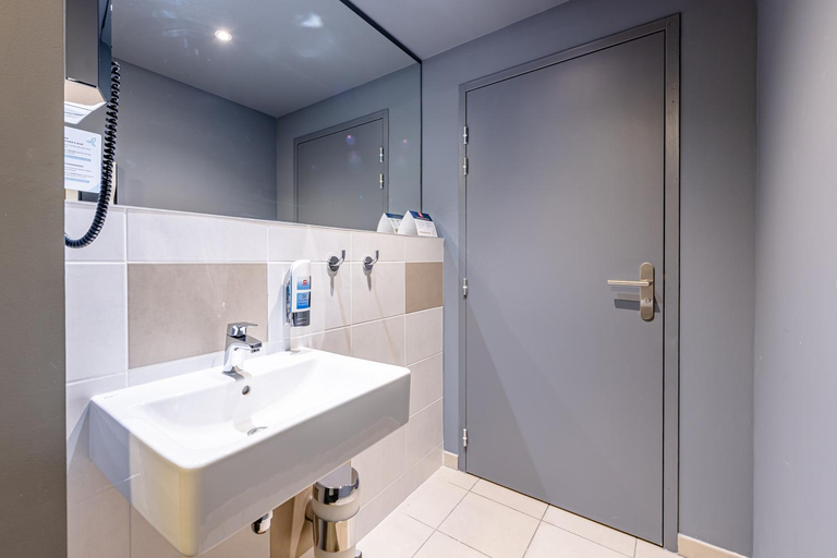 Bathroom 4, MEININGER Hotel Bordeaux Gare Saint-Jean, Gironde