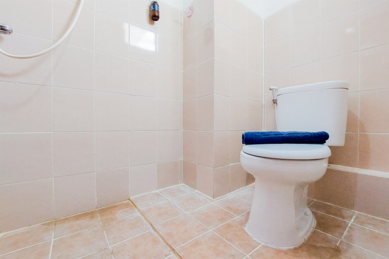 Bathroom 5, Nice Studio at Loftvilles City Apartment By Travelio, Tangerang Selatan