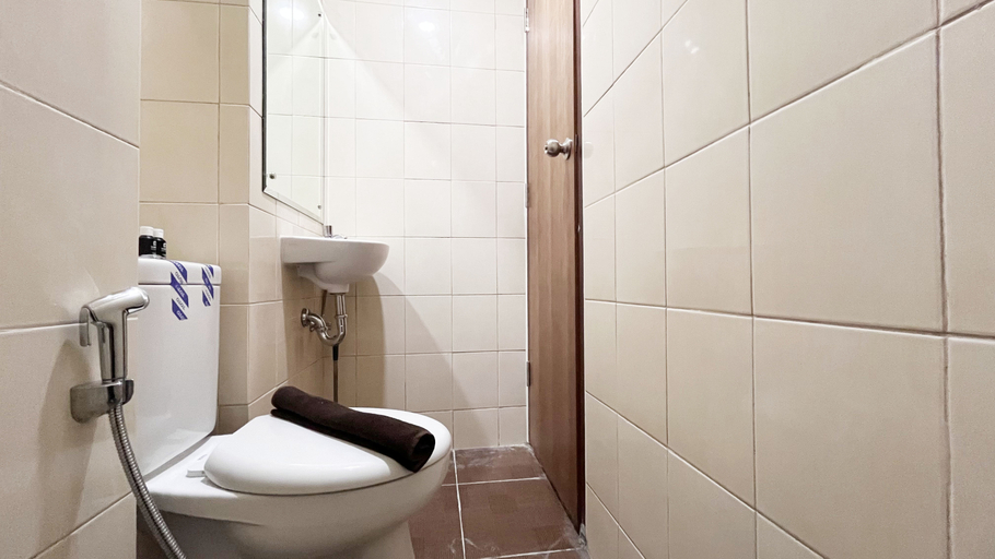 Bathroom 5, Compact Studio Room Apartment Vida View Makassar By Travelio, Makassar
