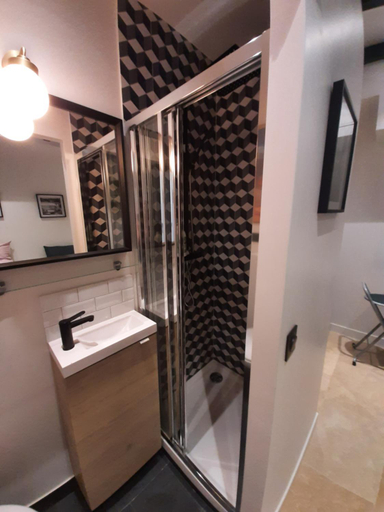Shower, la studette du theatre, Hauts-de-Seine