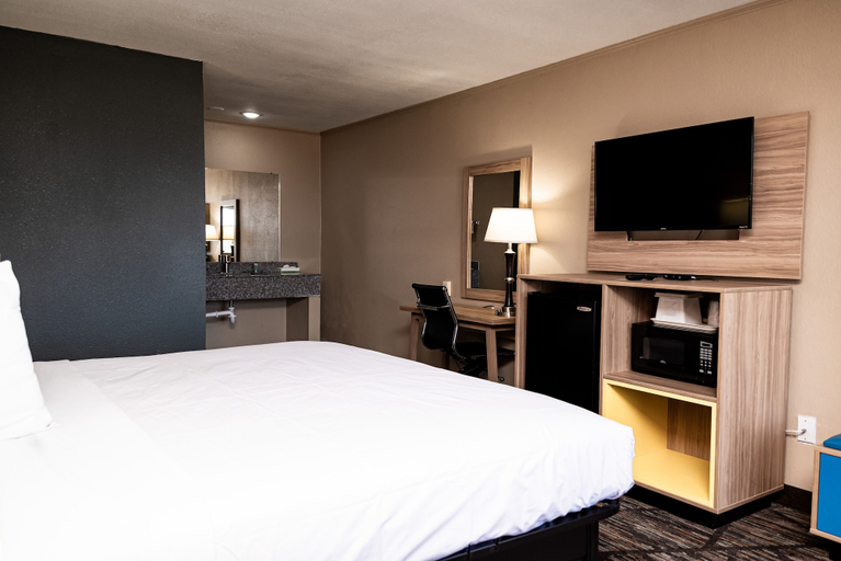 Bedroom 5, Days Inn by Wyndham Batesville AR, Independence