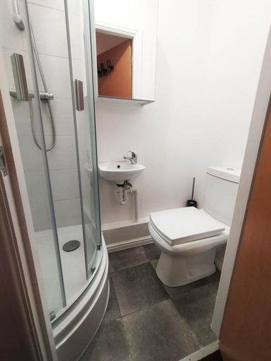 Bathroom 4, Bankwell Guest House, Manchester