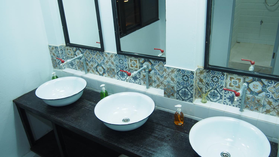 Bathroom 3, D-hub Hostel, Don Muang