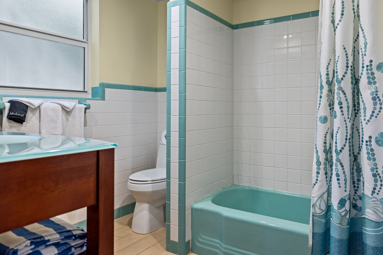 Bathroom 5, Sun Dek Beach House, Palm Beach
