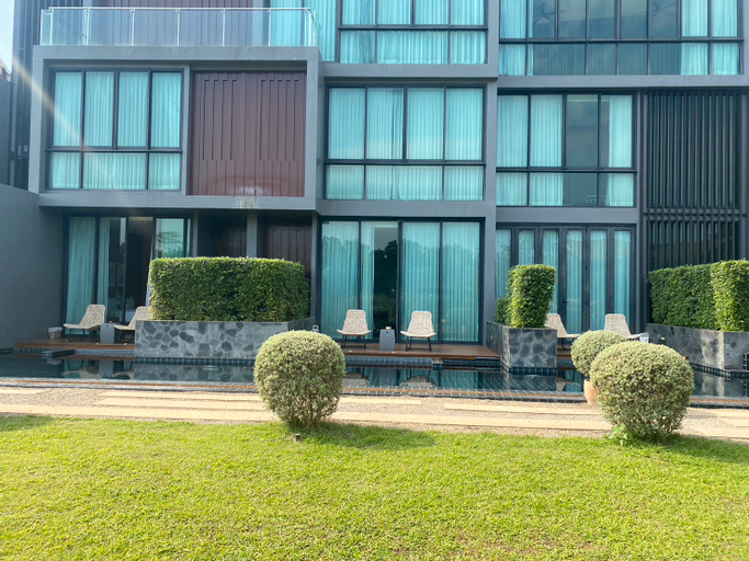 Exterior & Views 16