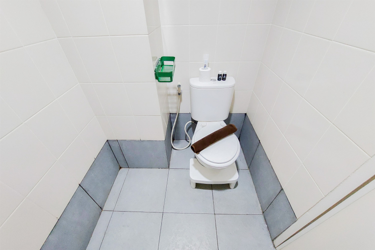 Bathroom, Homey and Nice Studio at Akasa Pure Living BSD Apartment By Travelio, Tangerang Selatan