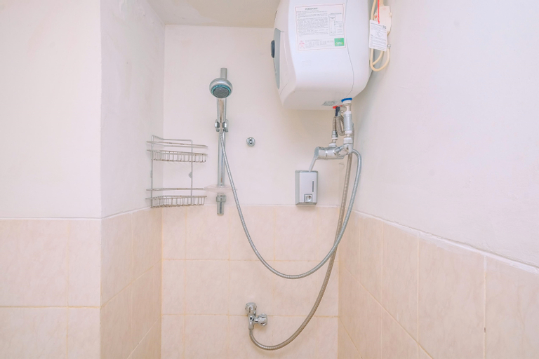 Bathroom 2, Comfy Studio at Park View Condominium Apartment By Travelio, Depok