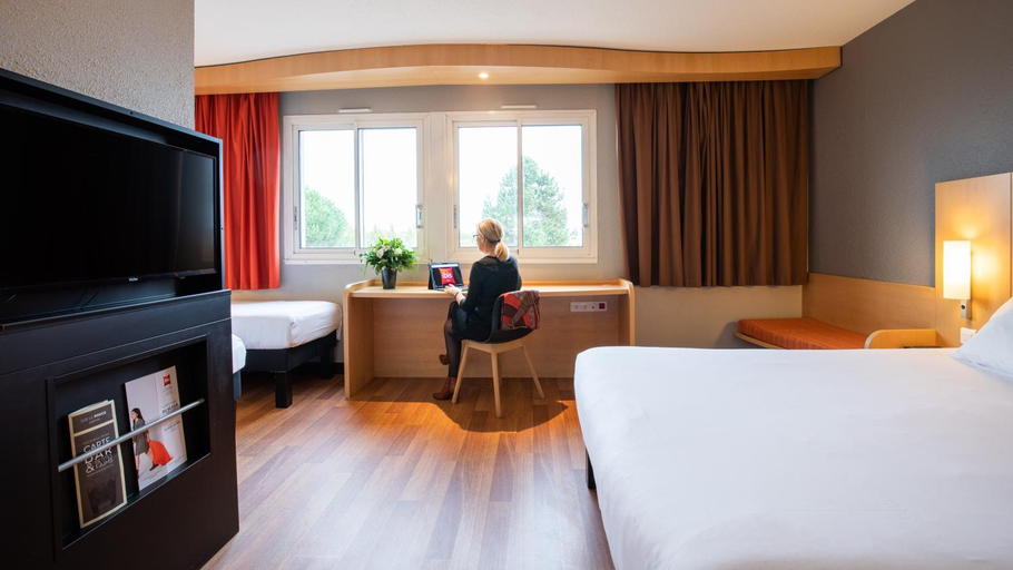 Bedroom 3, ibis Quimperlé, Finistère