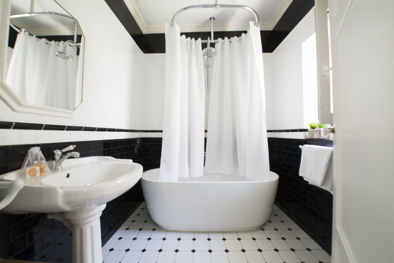 Bathroom 4, Batignolles, Paris