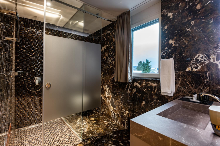 Bathroom 10