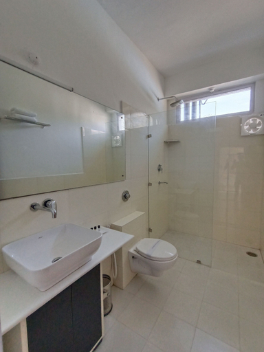 Bathroom 4, Gezellig Inn Oasis, Kullu