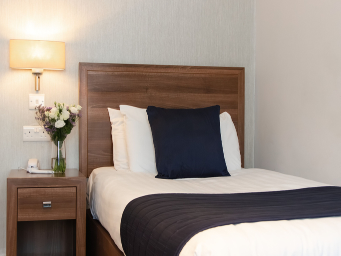Bedroom 2, The Holt Hotel, Oxfordshire
