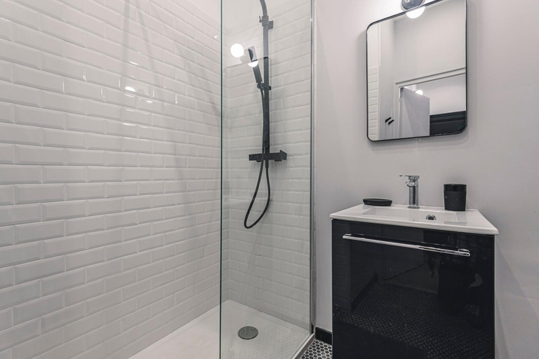 Bathroom 2, Art Deco Gare & Spa, Marne