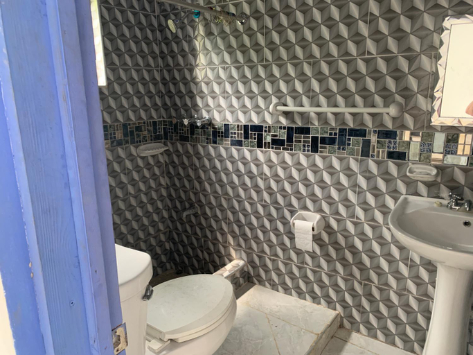 Bathroom 3, Robin Hood Guest House