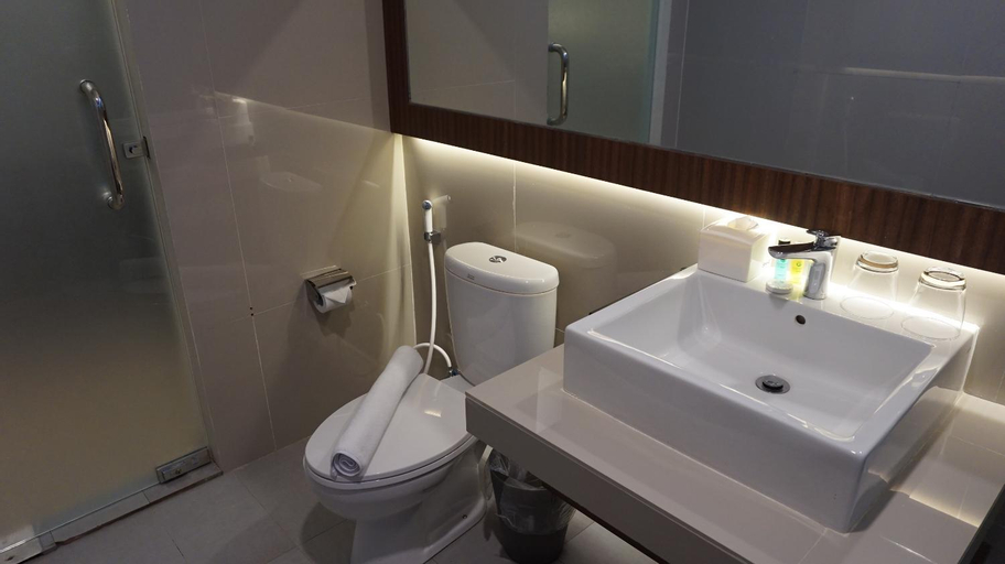 Bathroom 12