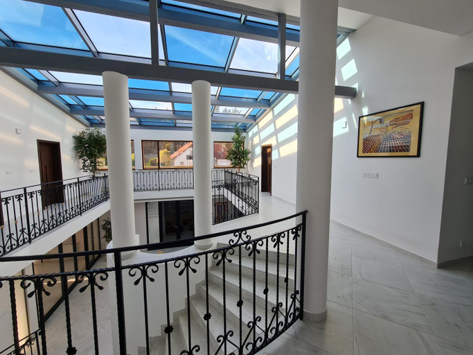 Others 4, Atrium-Accomm, Praha - západ
