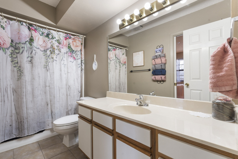 Bathroom 3, Jim and Roses Cozy Condo 15 Min to Downtown!, Taney