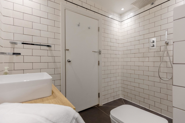 Others 4, Trendy 2BD House 5 Mins From Willesden Junction!, London