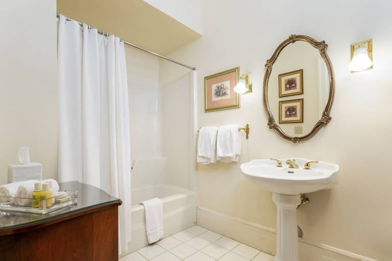 Bathroom 3, The Shaffner Inn, Forsyth
