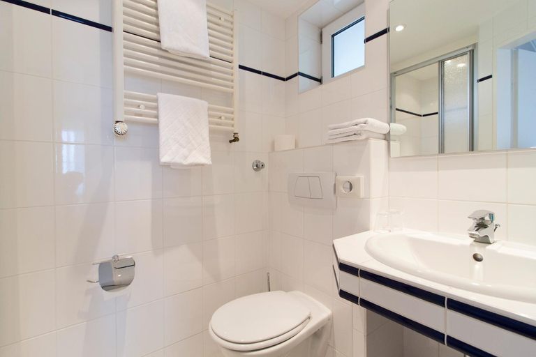 Bathroom 1, Hotel Seeblick Garni, Plön