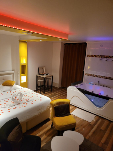 Others 4, SPA Celyna appartement avec jacuzzi privatif, Rhône