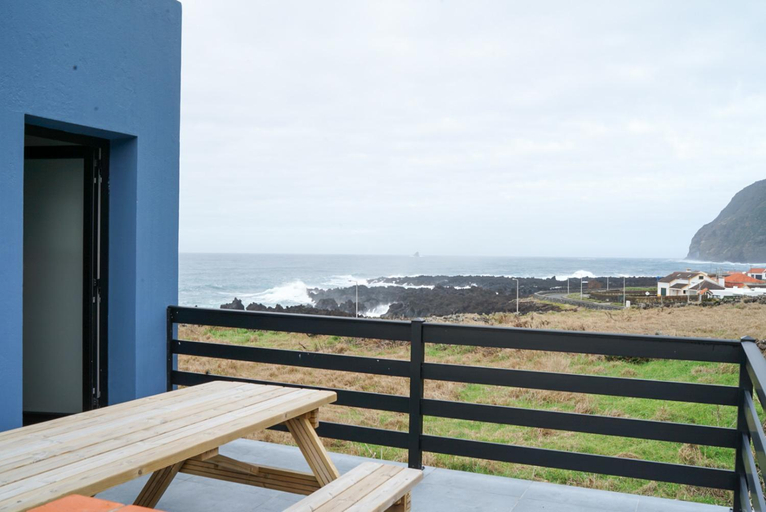 Others 5, Villas do Mar, Lajes das Flores