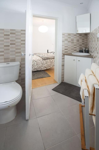 Bathroom 3, Dom Pipas Houses by LovelyStay, Sintra