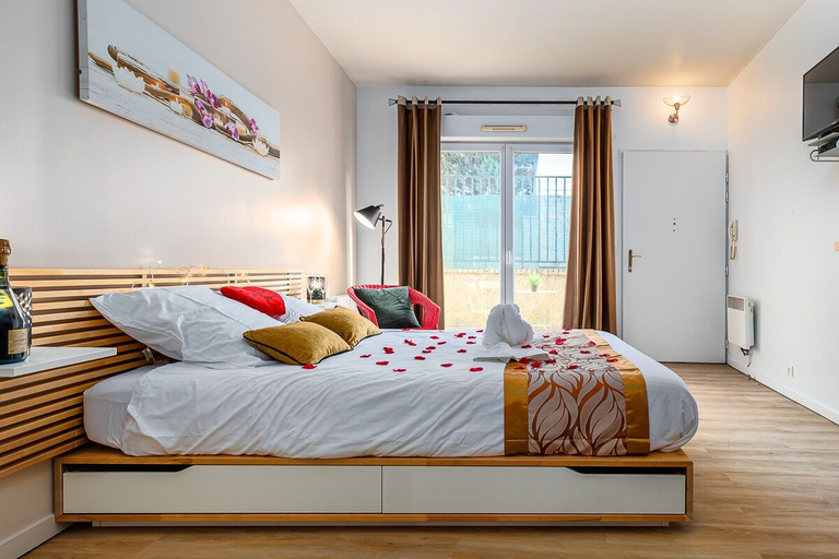 Bedroom 4, Havre de Paix  Jacuzzi, Hauts-de-Seine