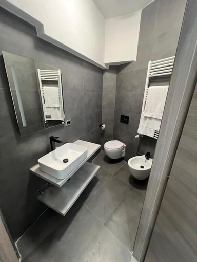 Bathroom 3, Hotel Ferrucci, Torino