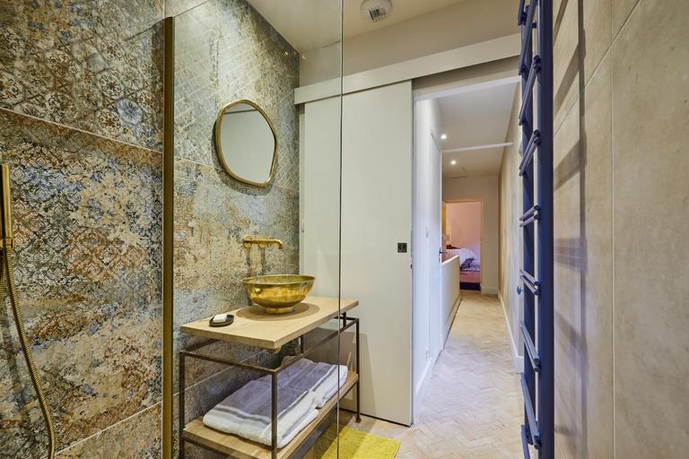 Bathroom 3, Le Clos des Merveilles, Bouches-du-Rhône