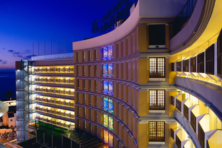 Exterior & Views