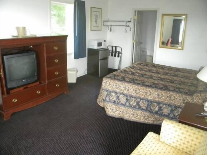 Bedroom 2, USA Inn and Suites Morgantown, Berks