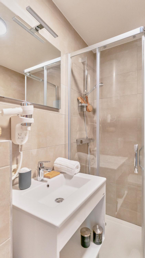Bathroom 10