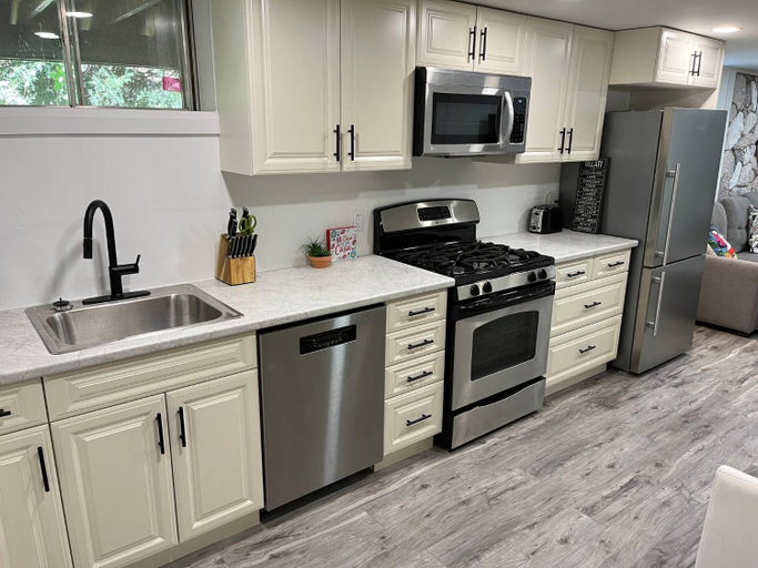 Others 3, Adorable 1 Bedroom Suite With Kitchen &, Waterloo