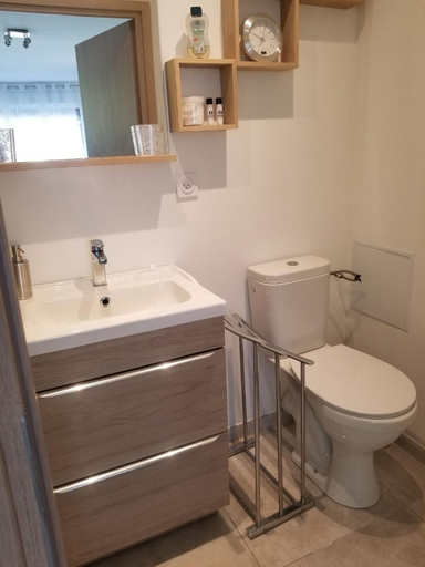 Bathroom 2, Les Lauriers, Hérault