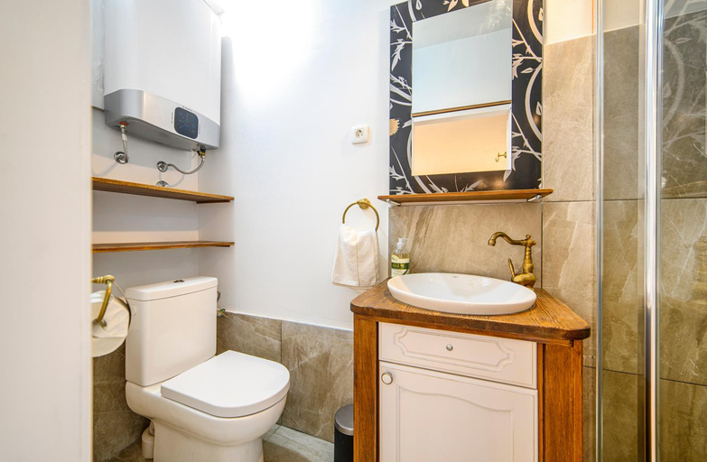 Bathroom, On the Rock Apartments, Šibenik
