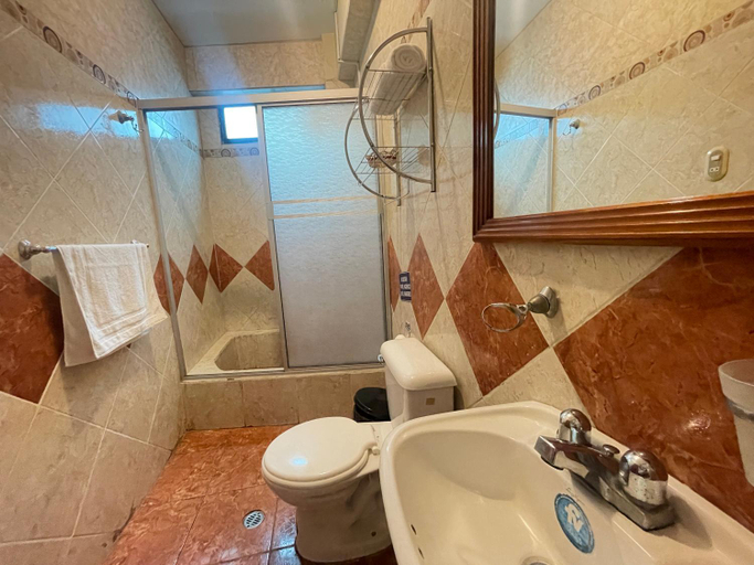 Bathroom 3, House Center, Milagro