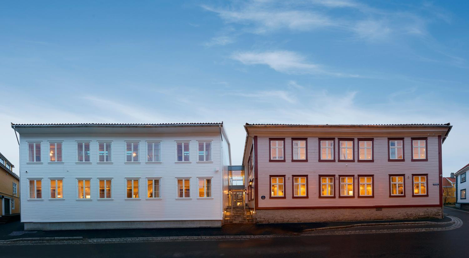 Exterior & Views