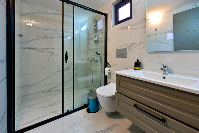 Bathroom 2, Villa d'Mare, Kale
