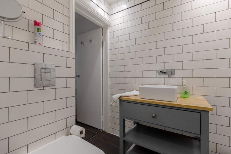 Bathroom, Trendy 2BD House 5 Mins From Willesden Junction!, London