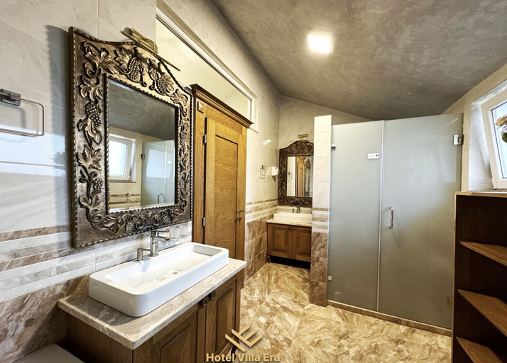 Bathroom 5, Hotel ERA, Priština