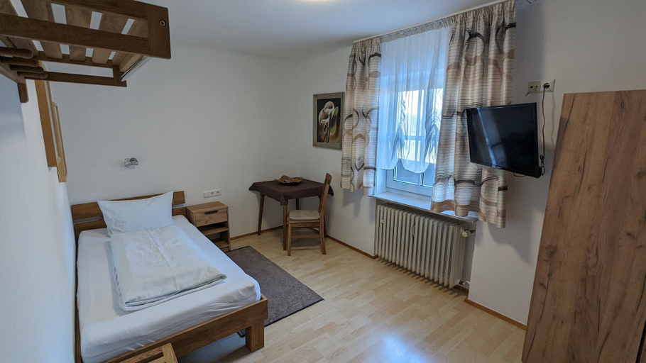Bedroom 3, Cafe zum Toni, Passau