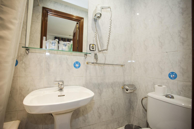 Bathroom 4, Pension Carrera, Madrid
